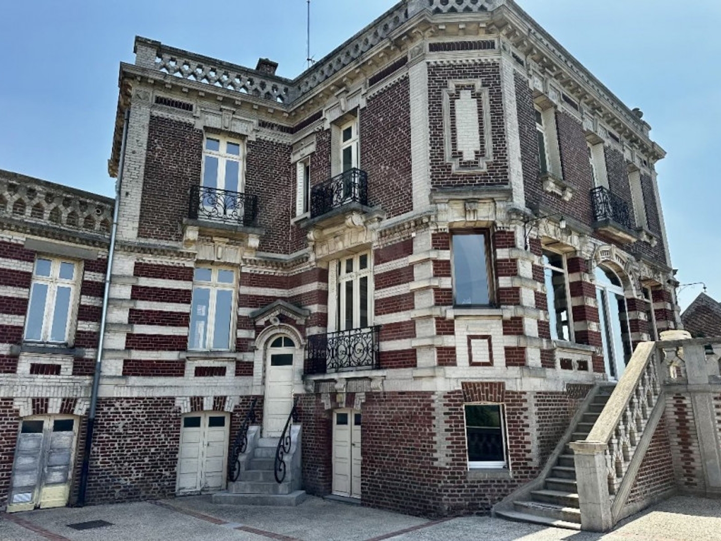 Maison à vendre - 8 pièces - 262m2 - Montdidier (80500)