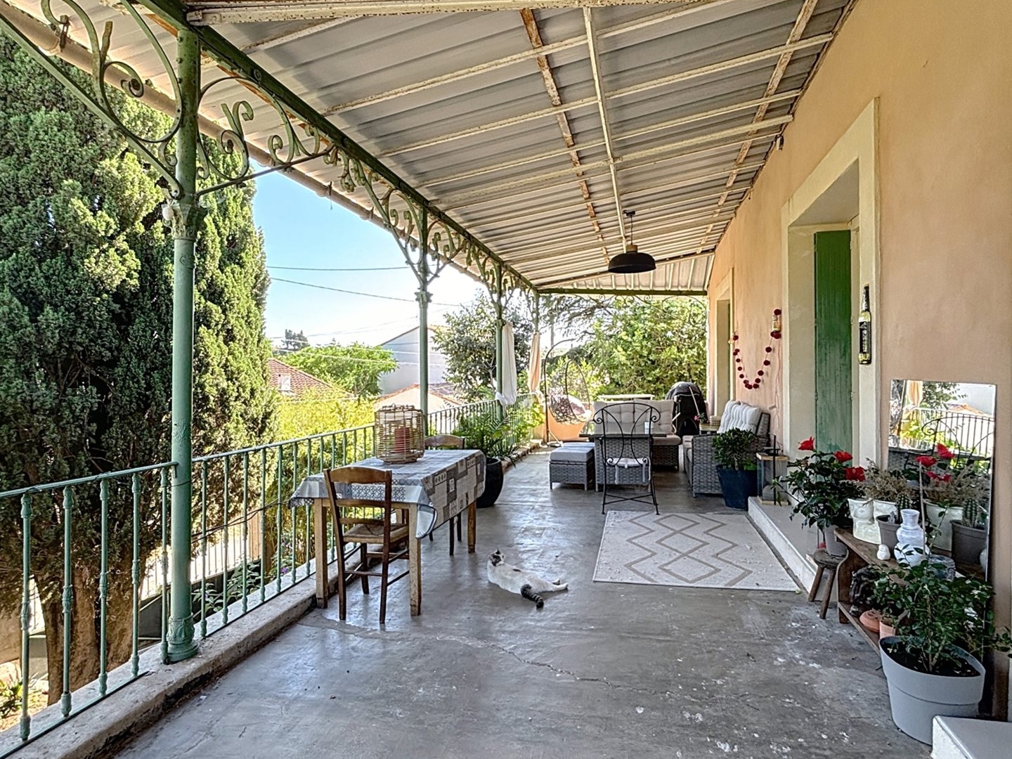 Belle vigneronne avec jardin