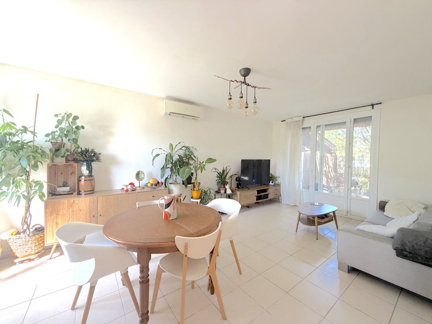 Maison T5 avec terrasses, abris jardin et garage sur un terrain de 440m2