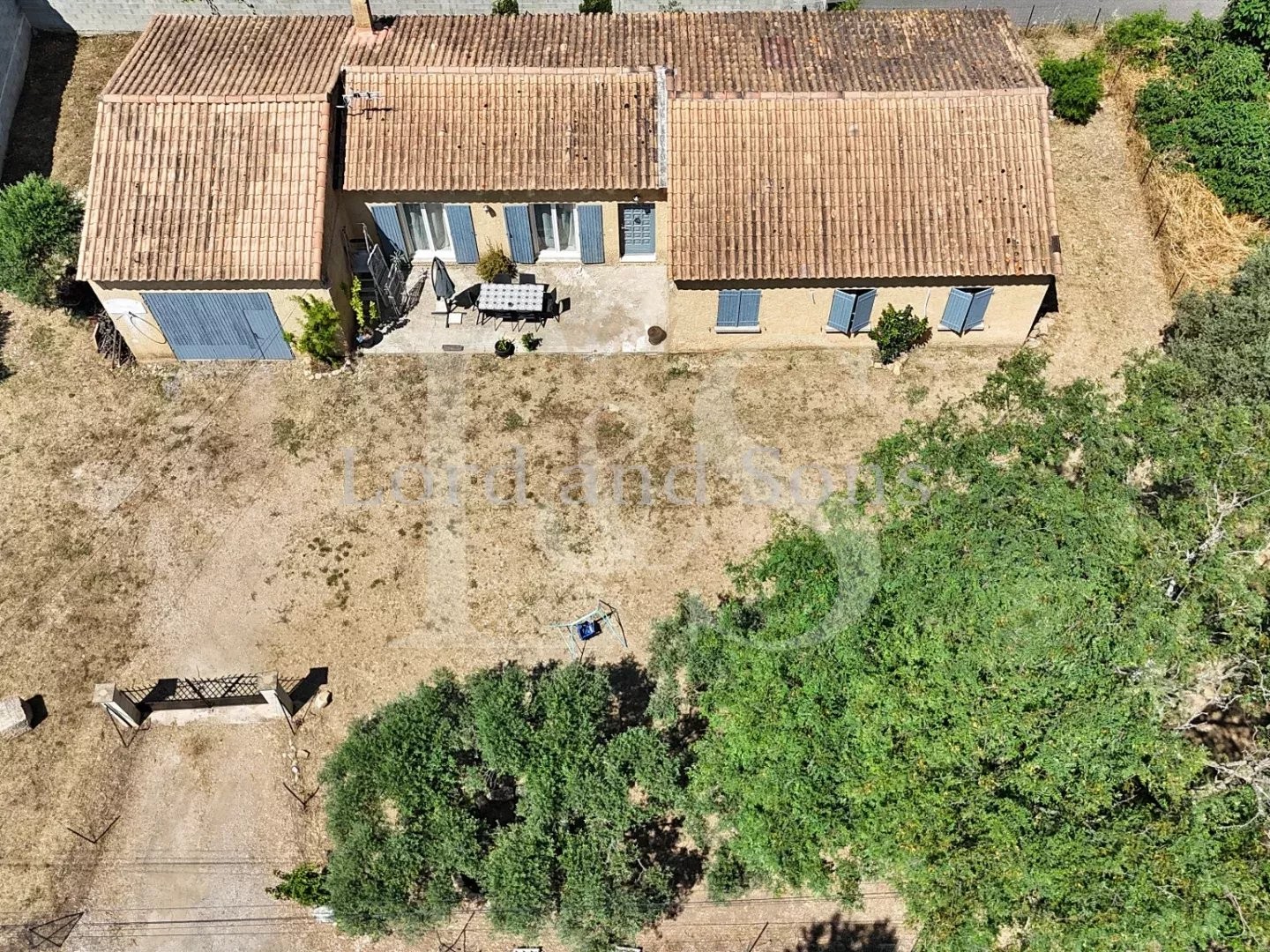 Charmante maison de plain-pied d'environ 100m2 à Sainte-Céci