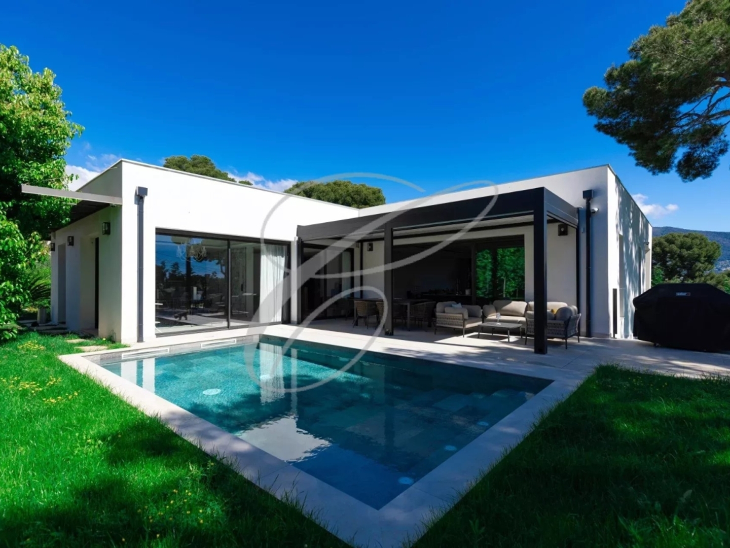 CAP MARTIN - LUXUEUSE VILLA NEUVE