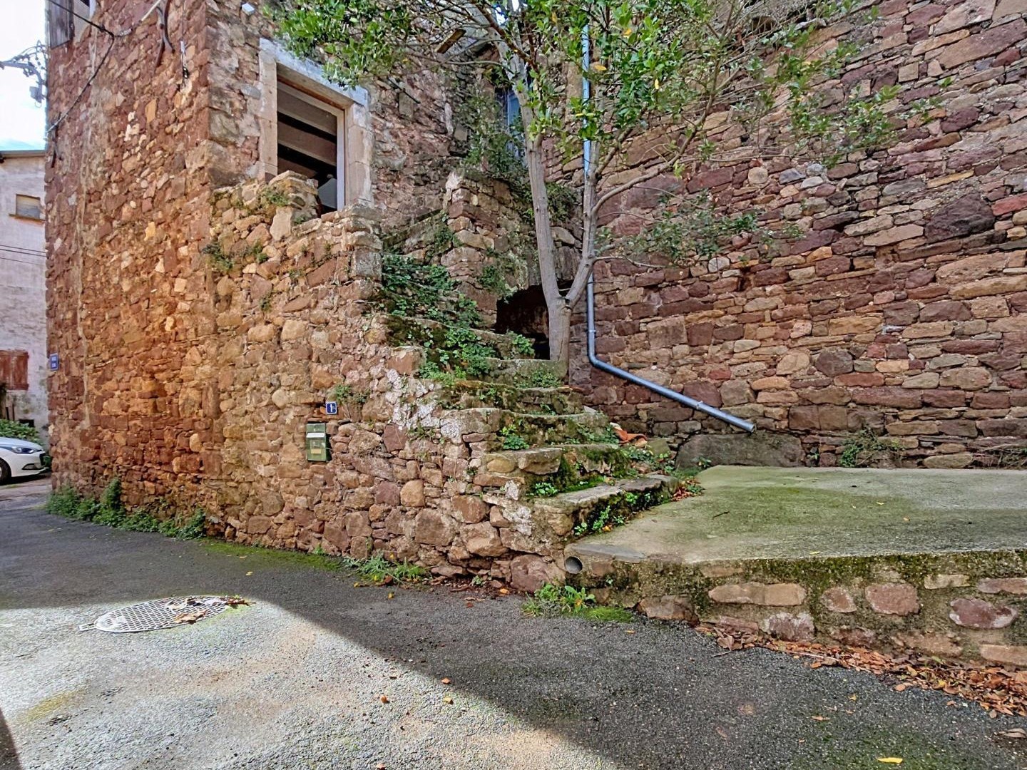 Maison en pierres avec caves - La Tour-sur-Orb (hameau de Frangouille)