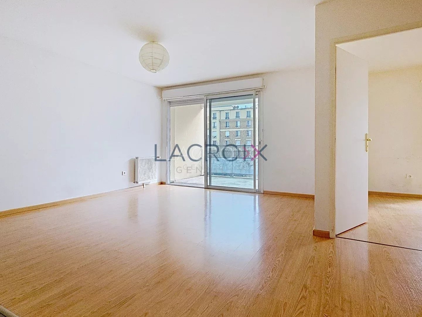 3 pièces récent en centre-ville avec balcon et parking.