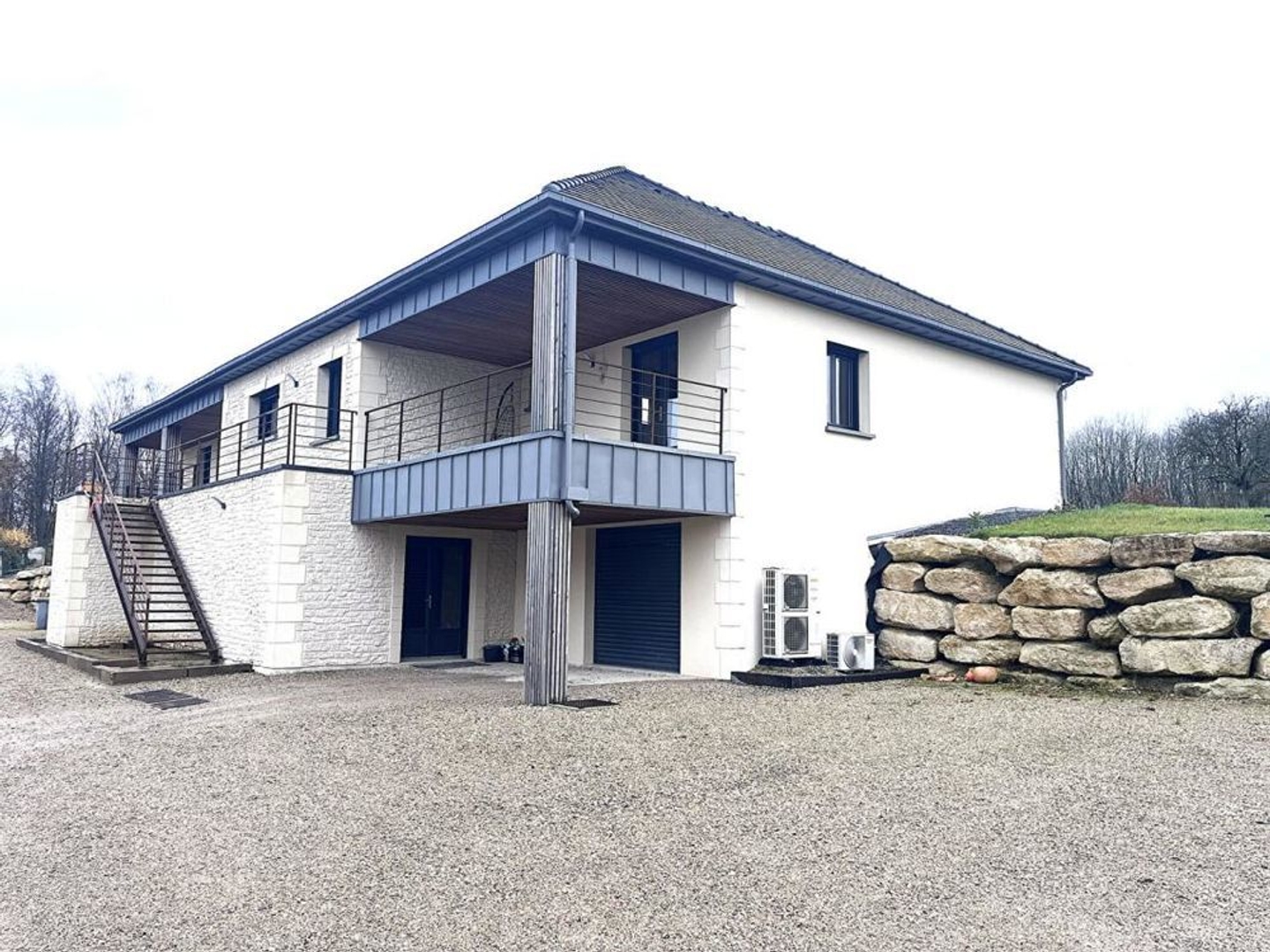 Maison d'architecte 200 M2 5 chambres sur 5220 M2 et atelier 150 M2