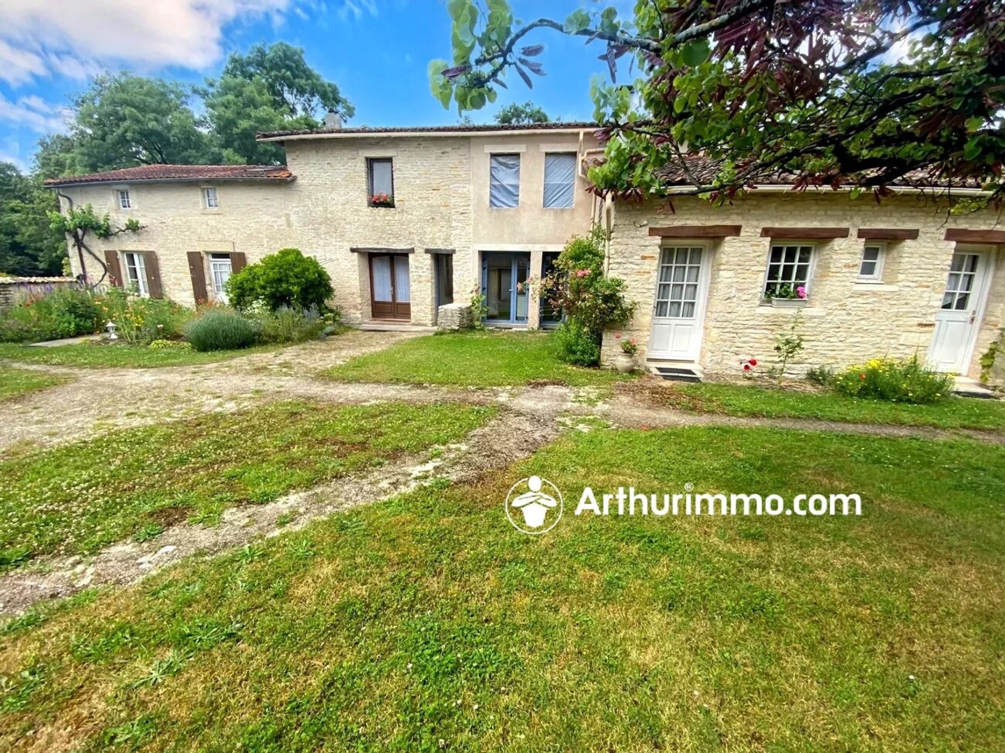 Maison à vendre - 4 pièces - 203m2 - Villefollet (79170)