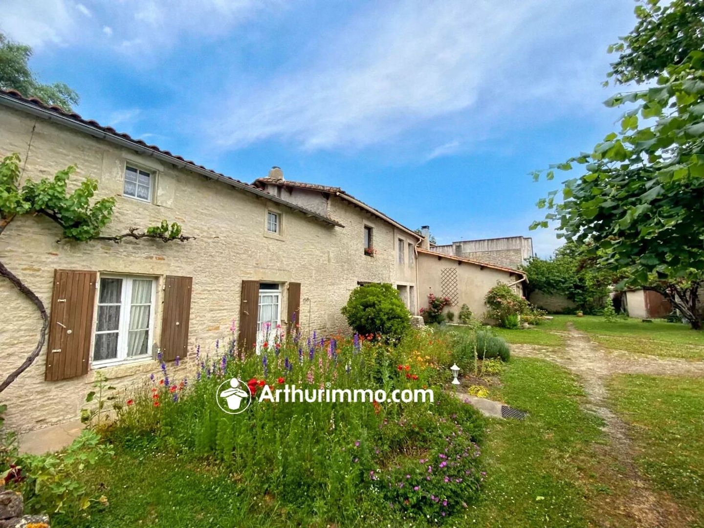 Maison à vendre - 4 pièces - 203m2 - Villefollet (79170)