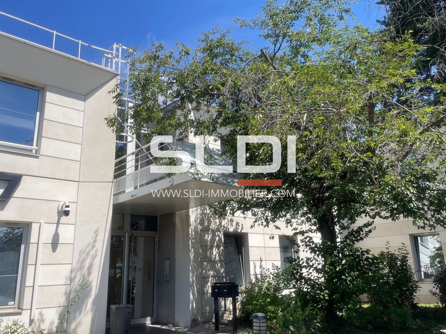 Local professionnel 793 m²