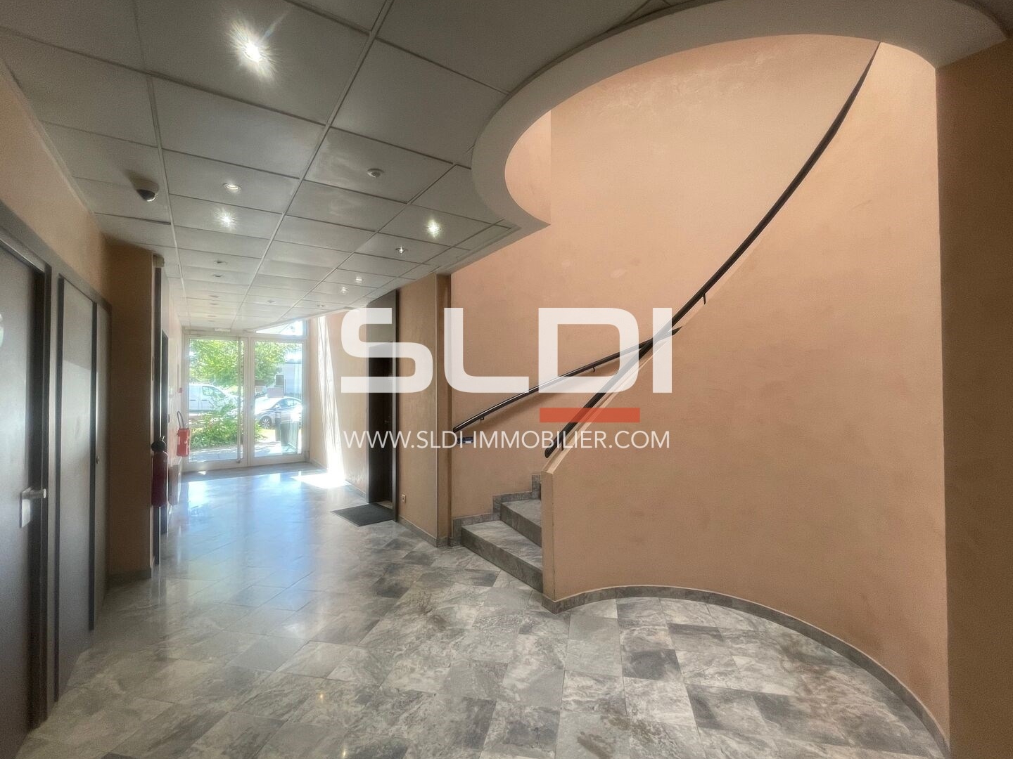 Locaux à vendre - 793m2 - Bron (69500)