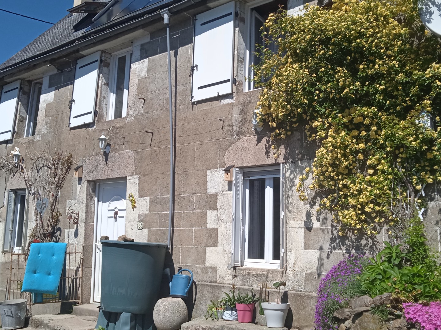 Dans un petit hameau très calme maison creusois avec vue sur la vallée