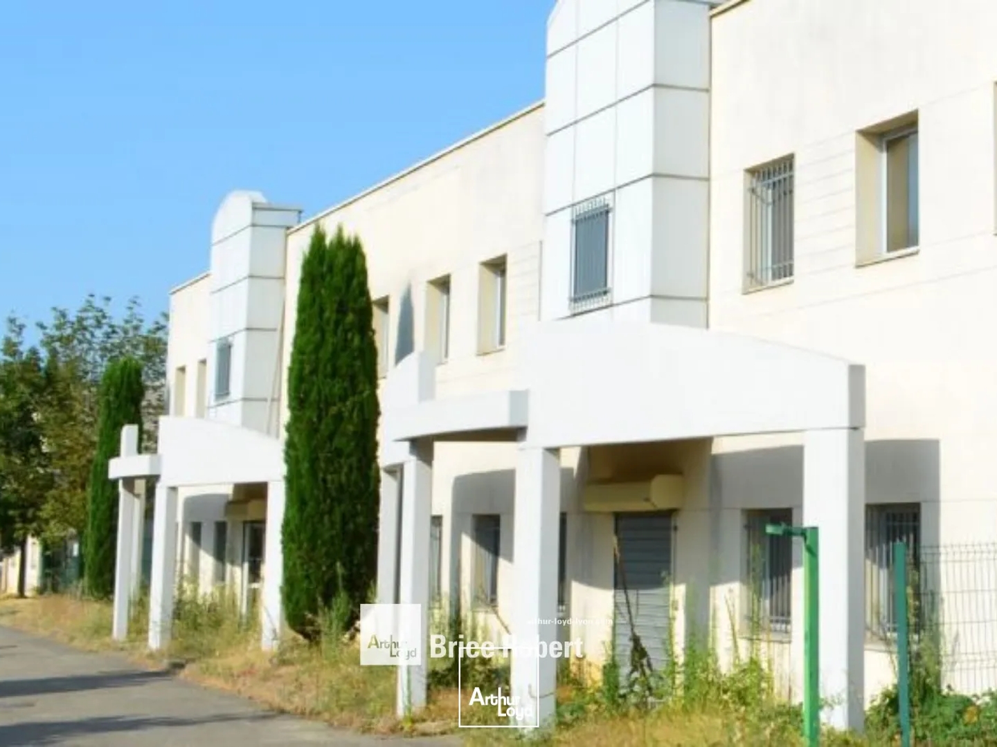 Bureaux à vendre à Saint-Priest avec terrain clos et parkings extérieurs