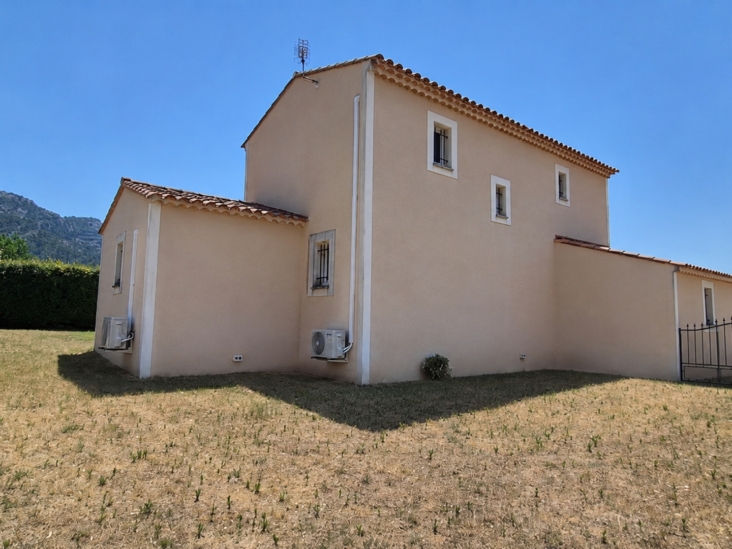 Maison à vendre - 5 pièces - 114m2 - Robion (84440)