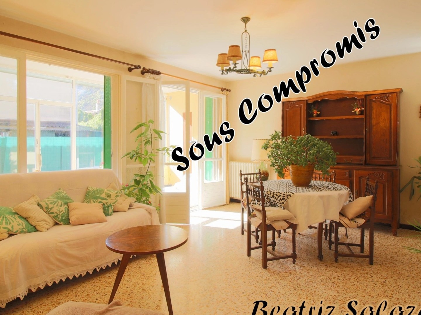 Au rez-de-chaussée d'une maison de deux niveaux, un appartement T4 de 76 m² carrez et 92 m² au sol avec la véranda, petit atelier avec jardin privatif d'environ 104m²
