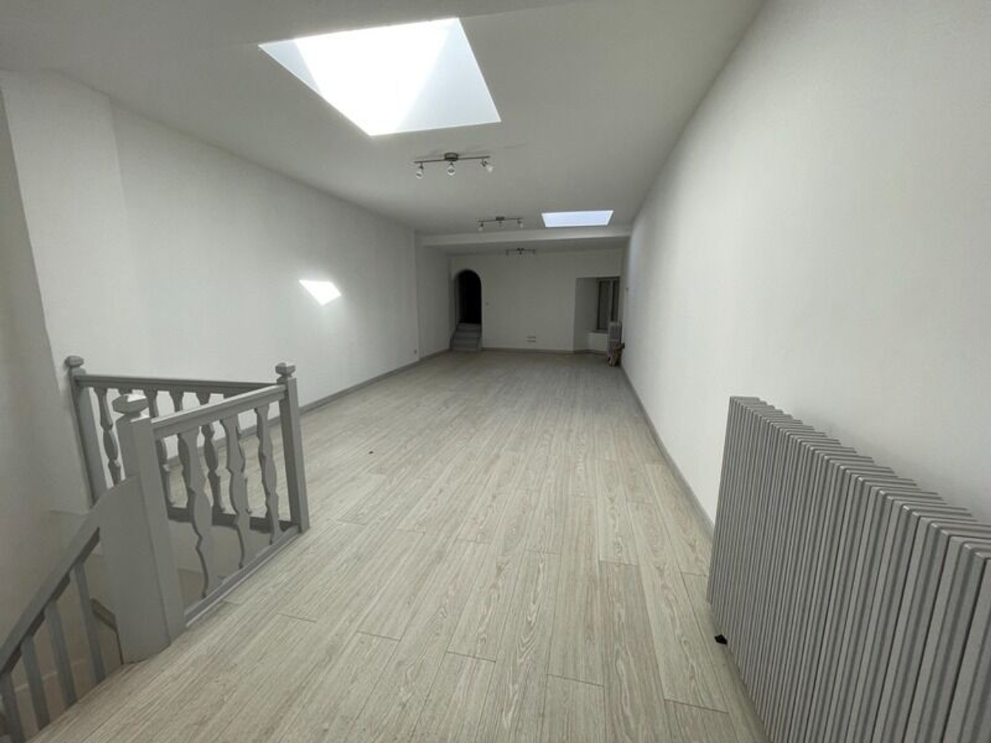 Centre CHAUFFAILLES Local commercial avec appartement rénové - total de 200m2