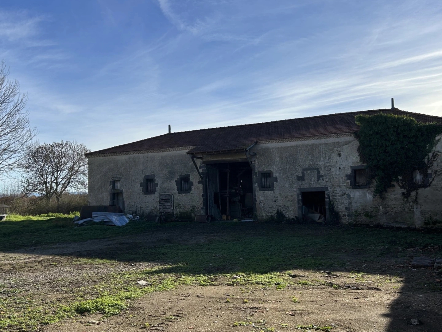 Magasin à vendre - 1 pièce - 1800m2 - Saint-Ignat (63720)