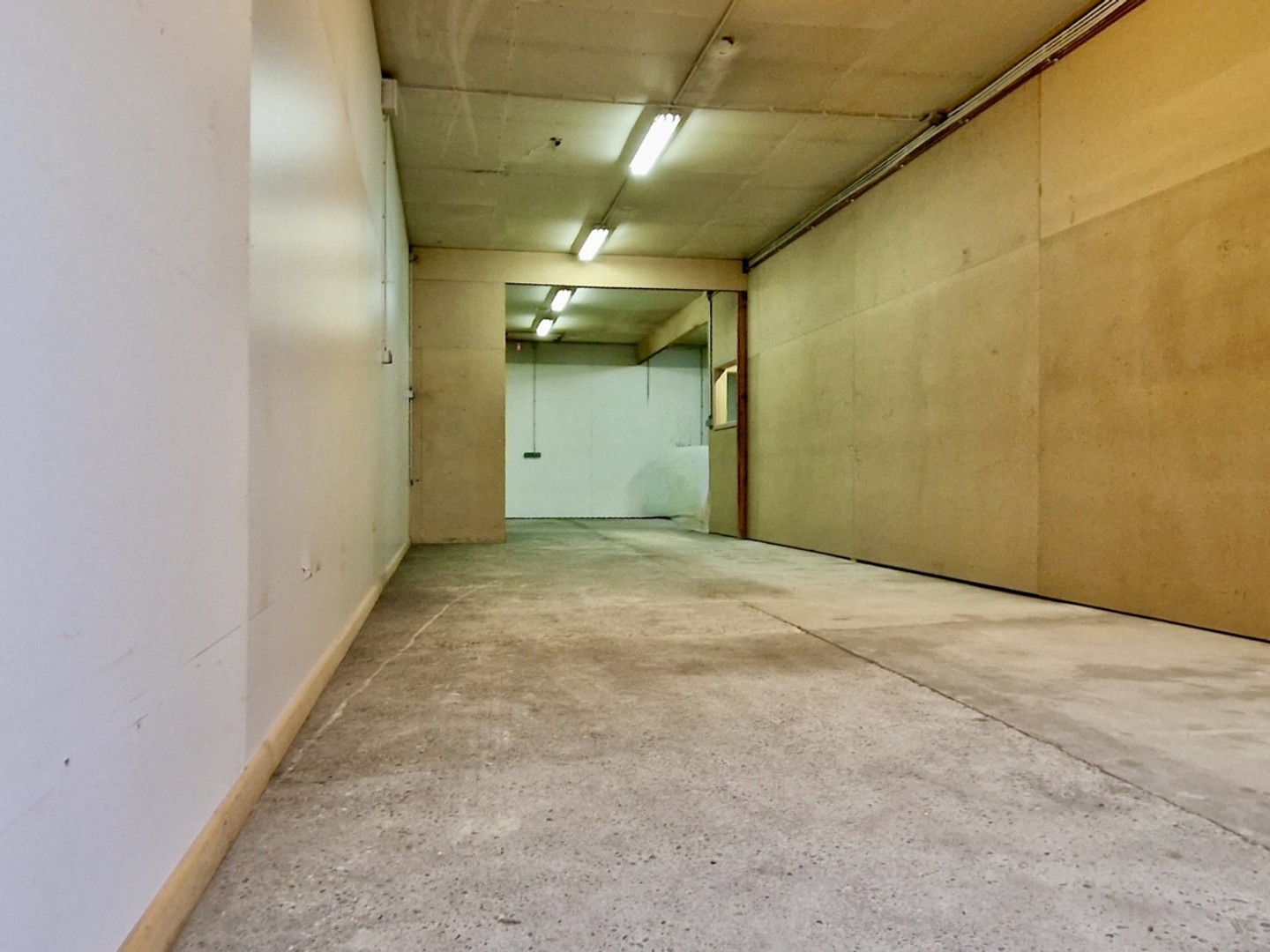 Bâtiment professionnel 2000 m2 - Butten