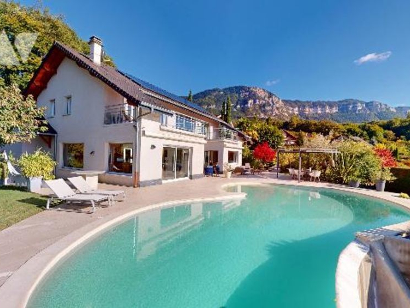 Villa d'exception à Pugny-Chatenod : vue lac, piscine, terrasses et prestations haut de gamme.