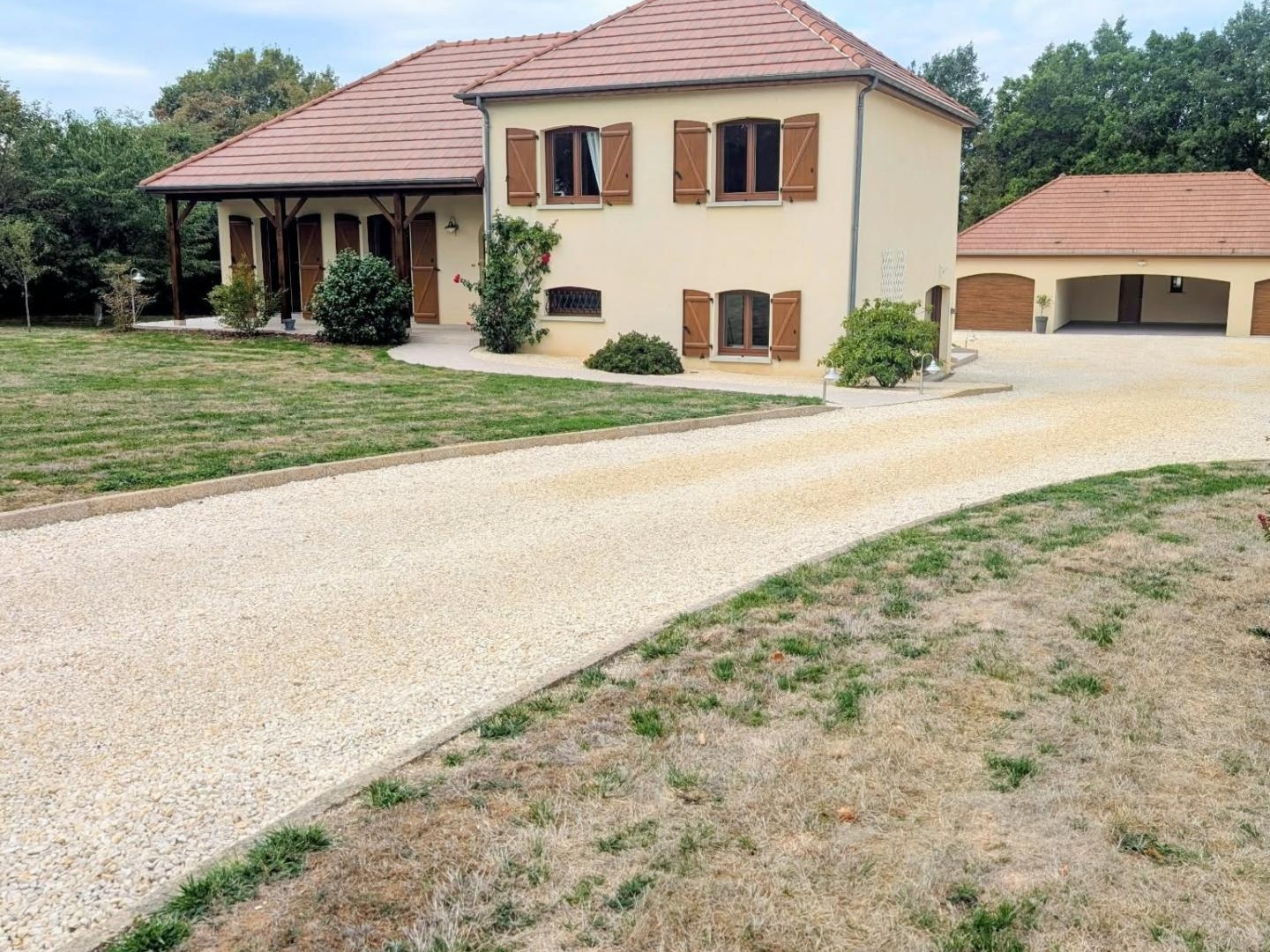 Maison de 95 m², 3 chambres, sous-sol, garages.