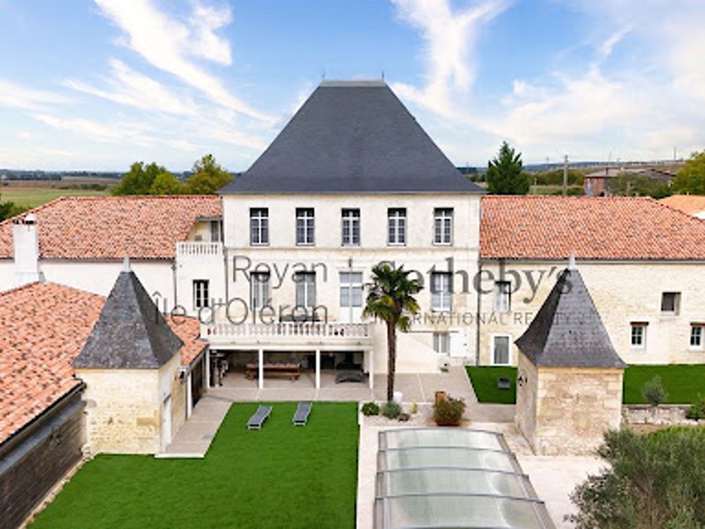 Maison 46 pièces 1974 m²