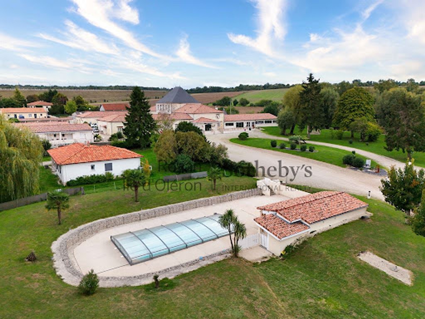 Maison à vendre - 46 pièces - 1974m2 - Roullet-Saint-Est... (16440)