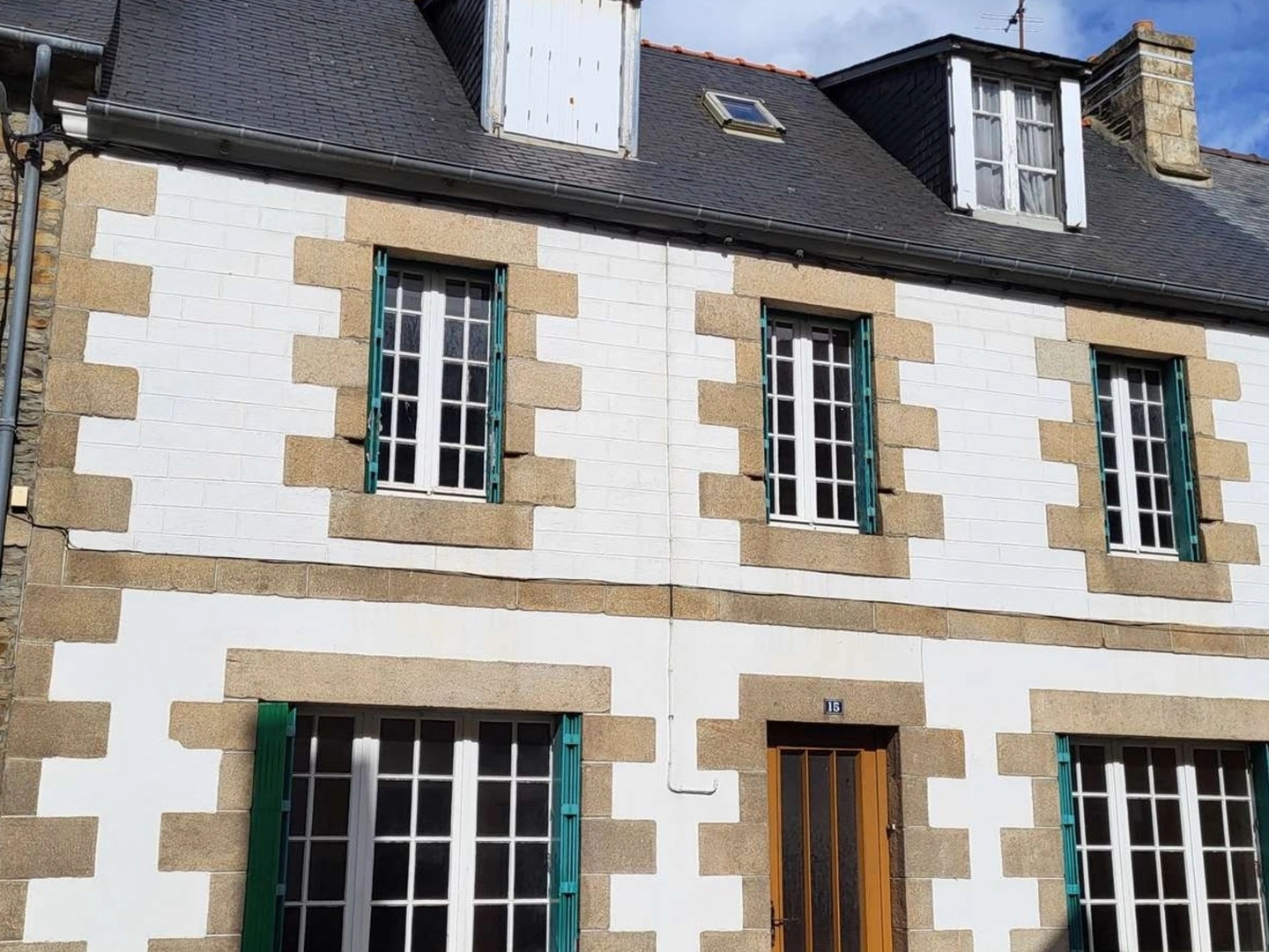 Exclusivité ! Maison de ville en pierre à RENOVER, environ 143 m2, très bien placée à Lannion, jardin clos et box de garage
