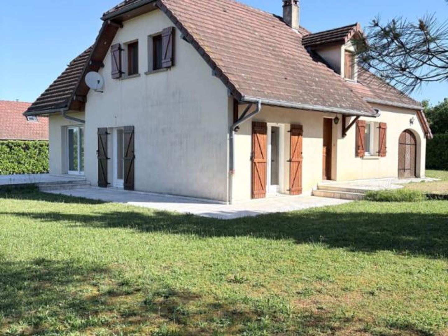 Maison familiale d'environs 132 m2 sur terrain clos et arboré de 1 281 m2 - Domblans