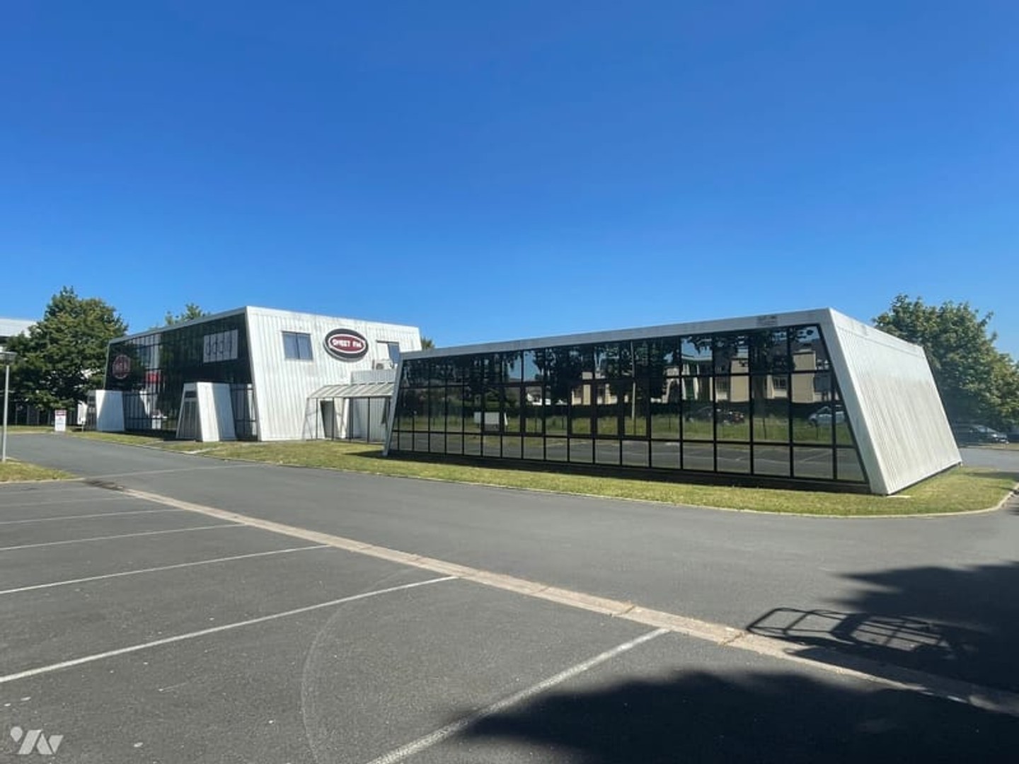 Local professionnel 705 m²