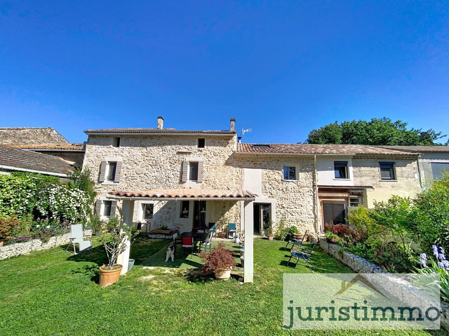 MAS avec maison principale et appartement avec piscine