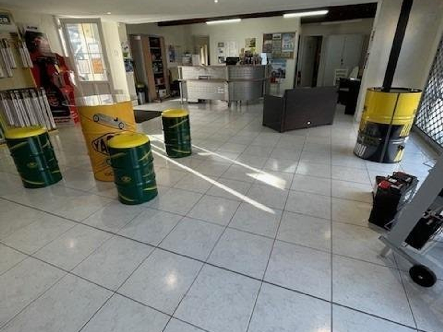 Magasin à vendre - 2 pièces - 1334m2 - Charmes (02800)