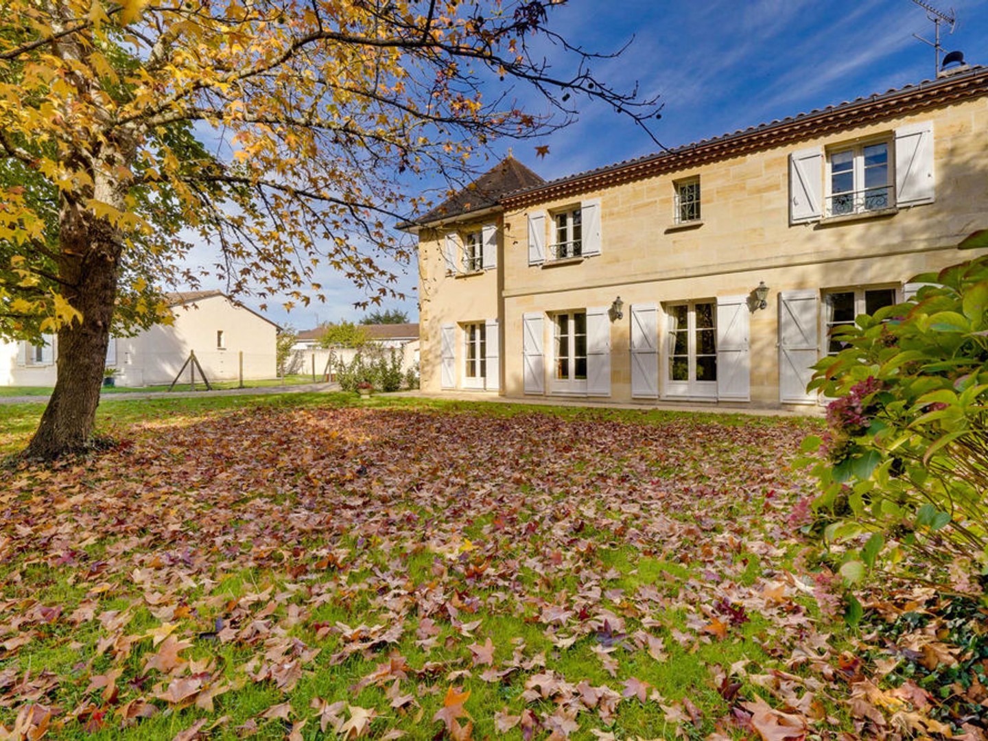Maison 7 pièces en R+1 de 190m2 habitables avec garages sur parcelle de 2039m2
