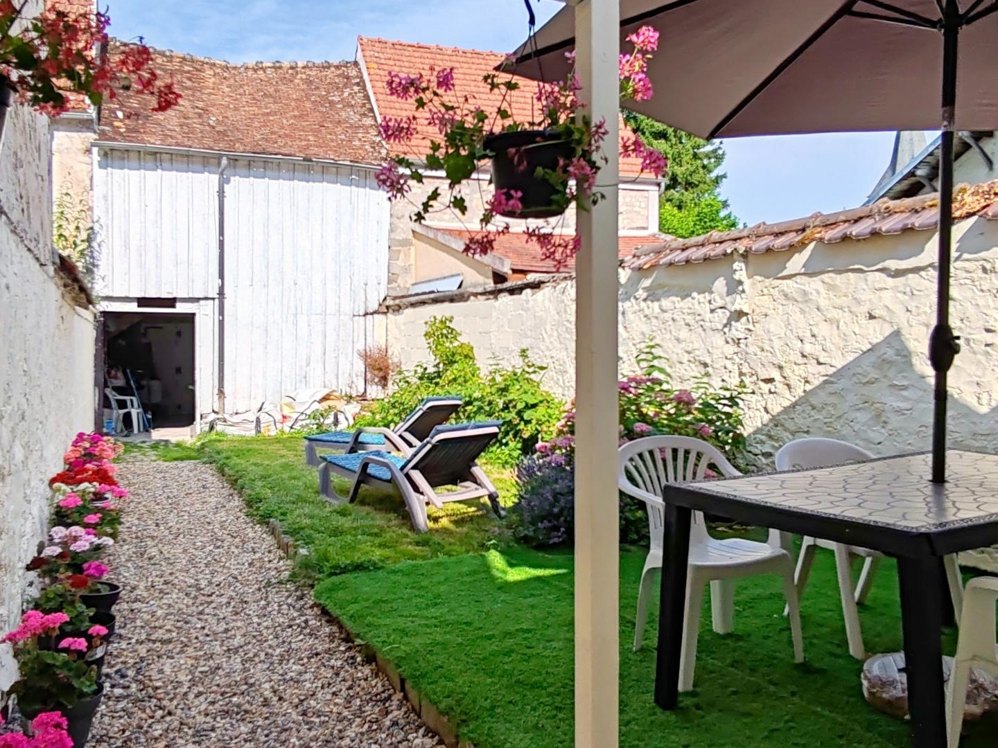 BOURG TOUS COMMERCES