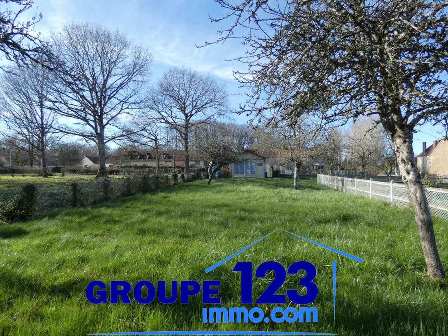Terrain plat à bâtir de 1331 m2