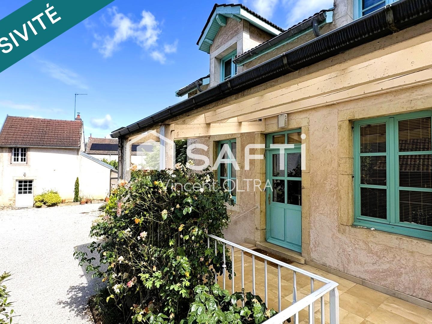 Propriété comprenant deux maisons habitables indépendantes.