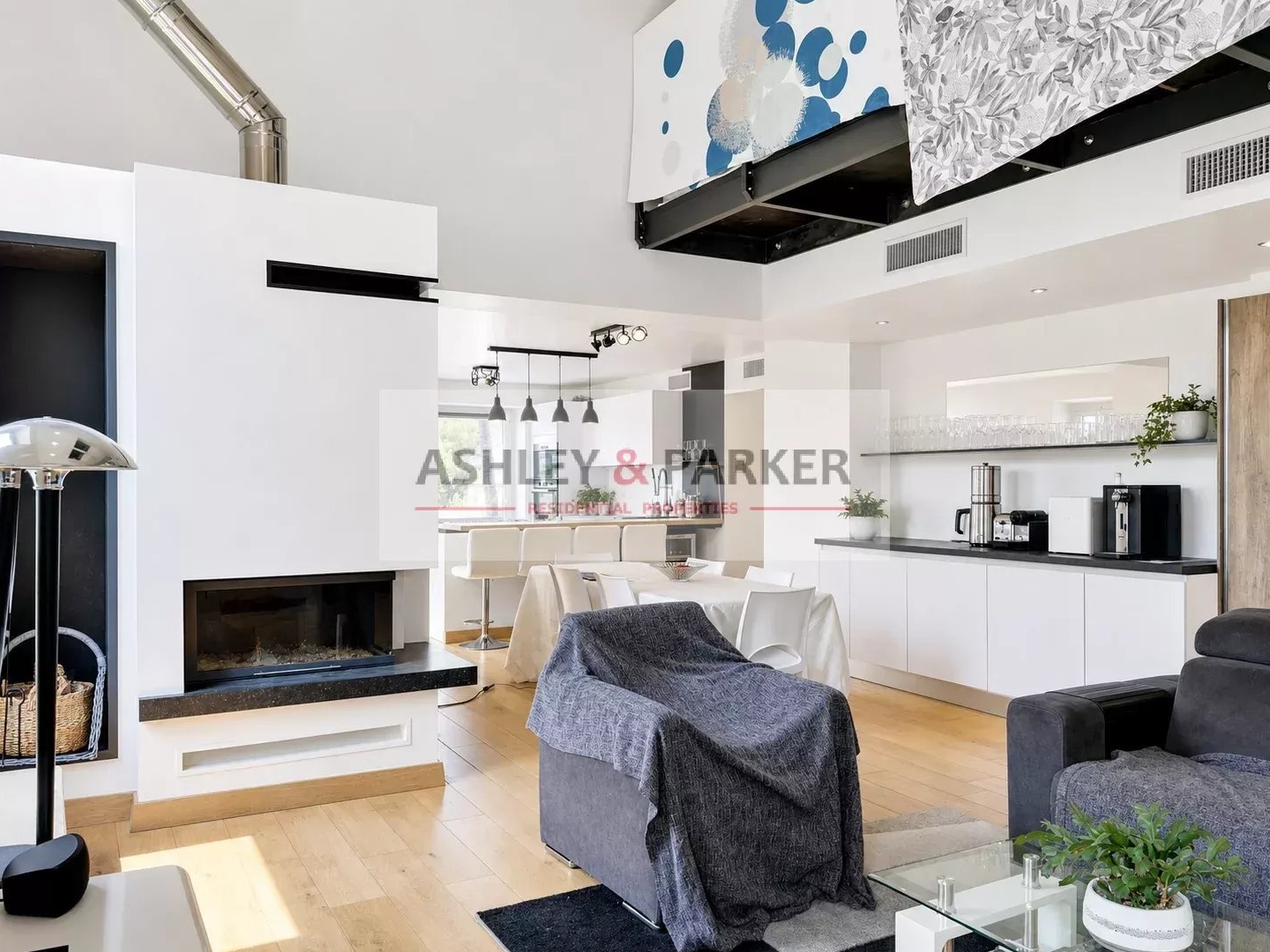 NICE GAIRAUT - VILLA LAETITIA - Appartement 4 pièces de caractère avec volumes, mezzanine, vue verdure et extérieur à aménager