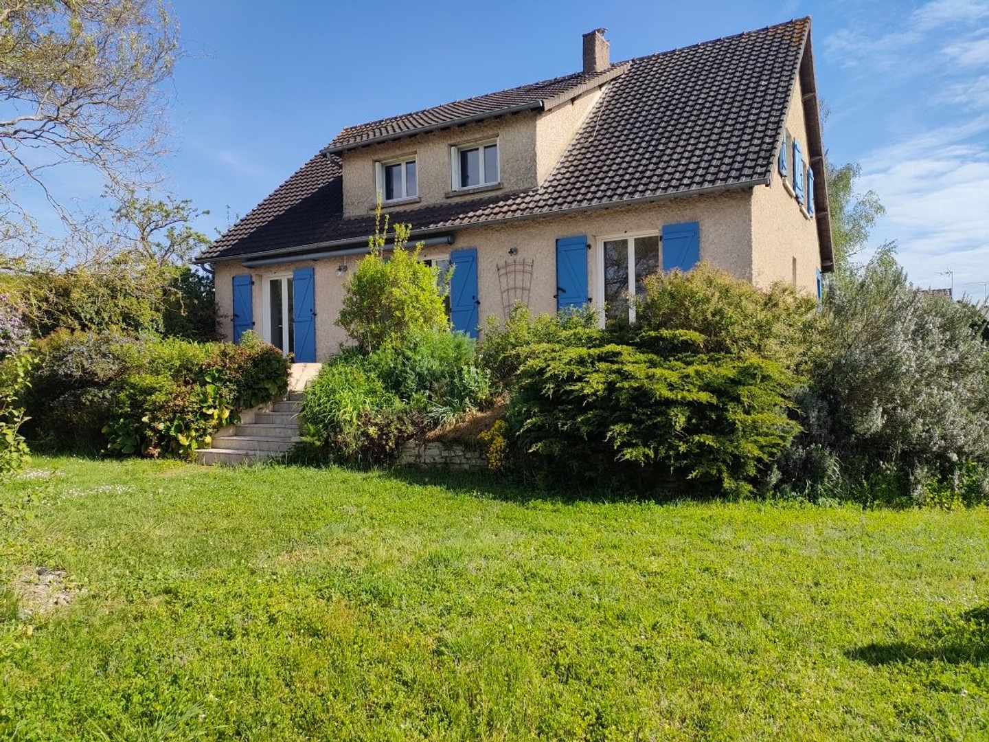 Maison très lumineuse dans un cadre agréable.