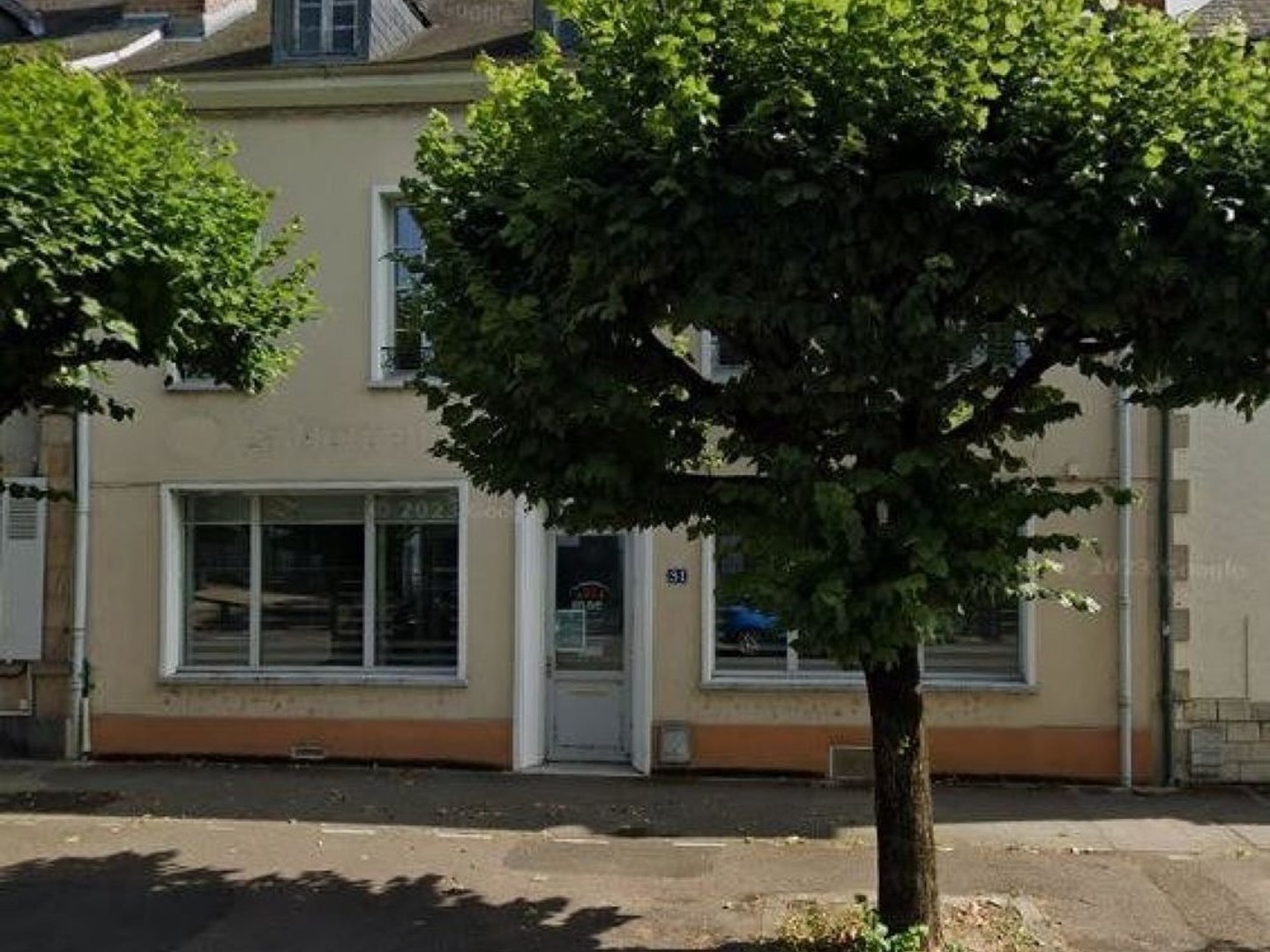 2 garages avec dépendance pouvant etre aménagée
