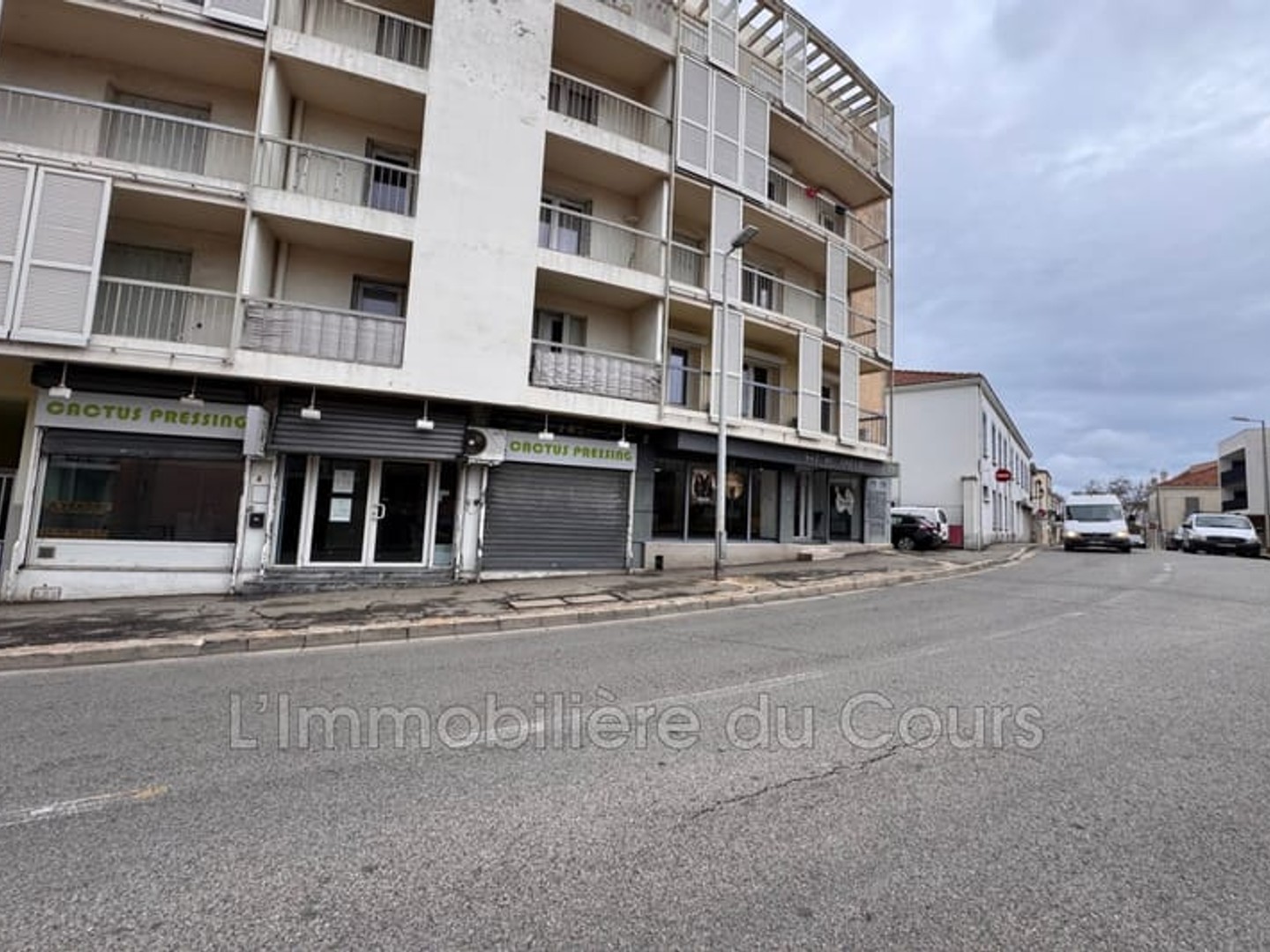 Immeuble commercial 82 m²