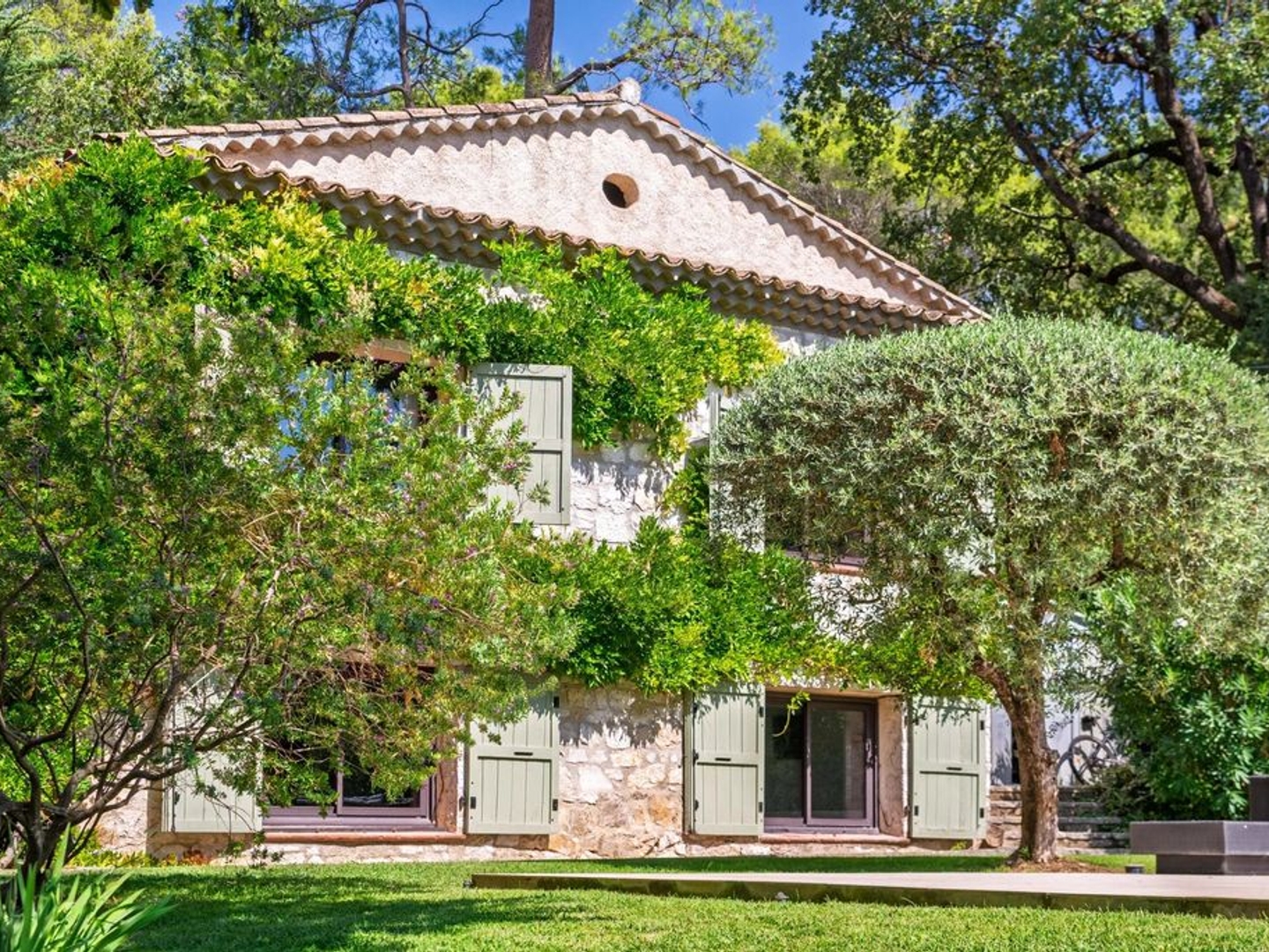 Locaux à vendre - 7 pièces - 203m2 - Roquefort-Les-Pins (06330)