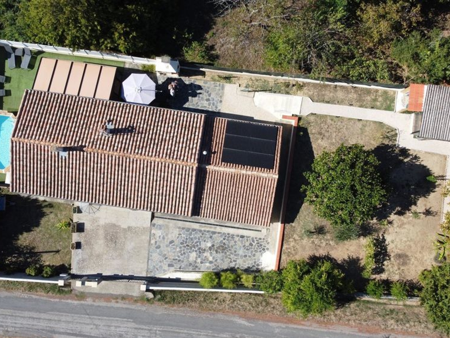 Villa plain pied de 100m² avec piscine, jardin, grand garage, pompe à chaleur et panneaux photovoltaïques
