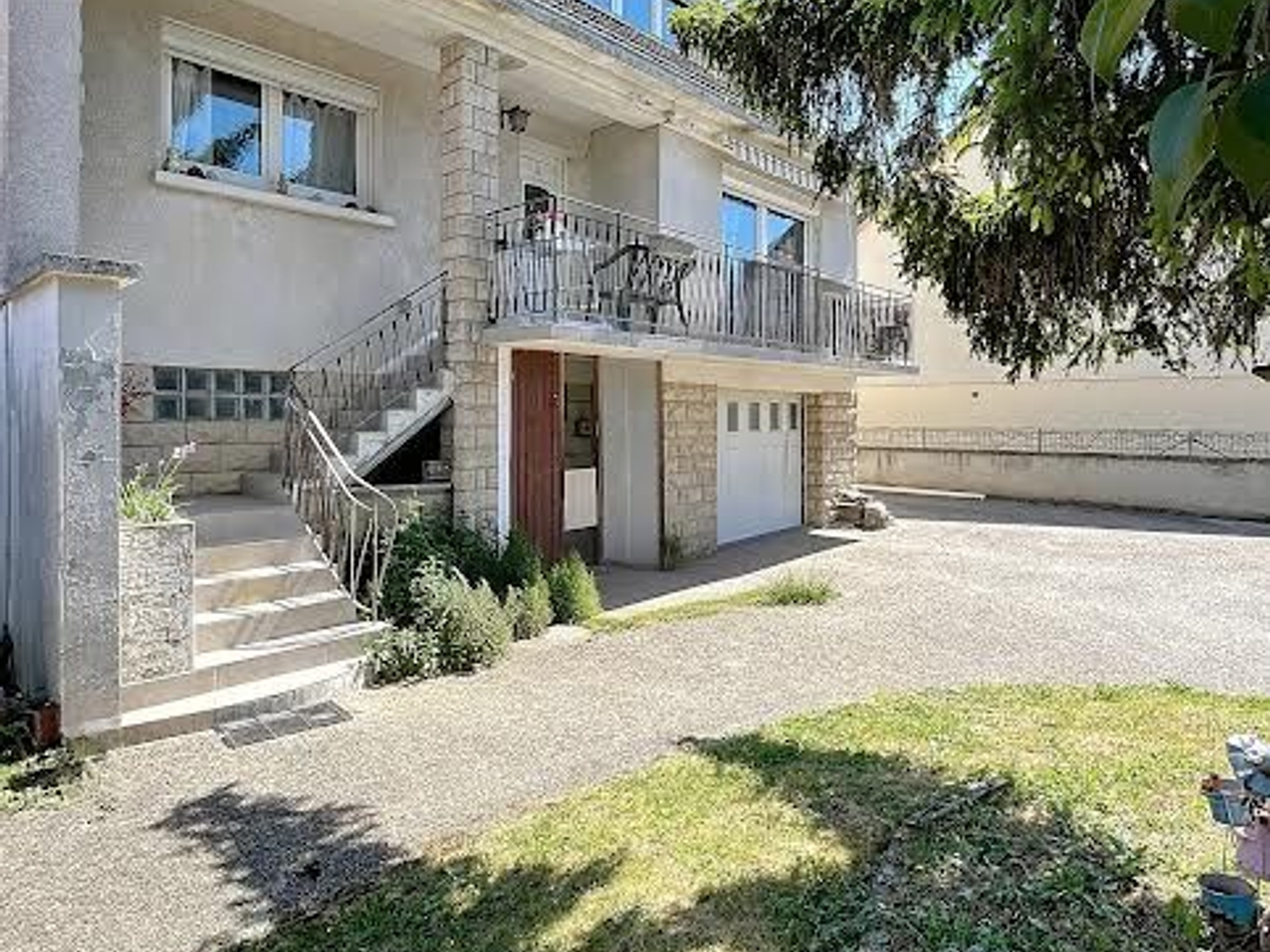 Immeuble mixte entrepot, bureaux, garage, parking.  Habitation 