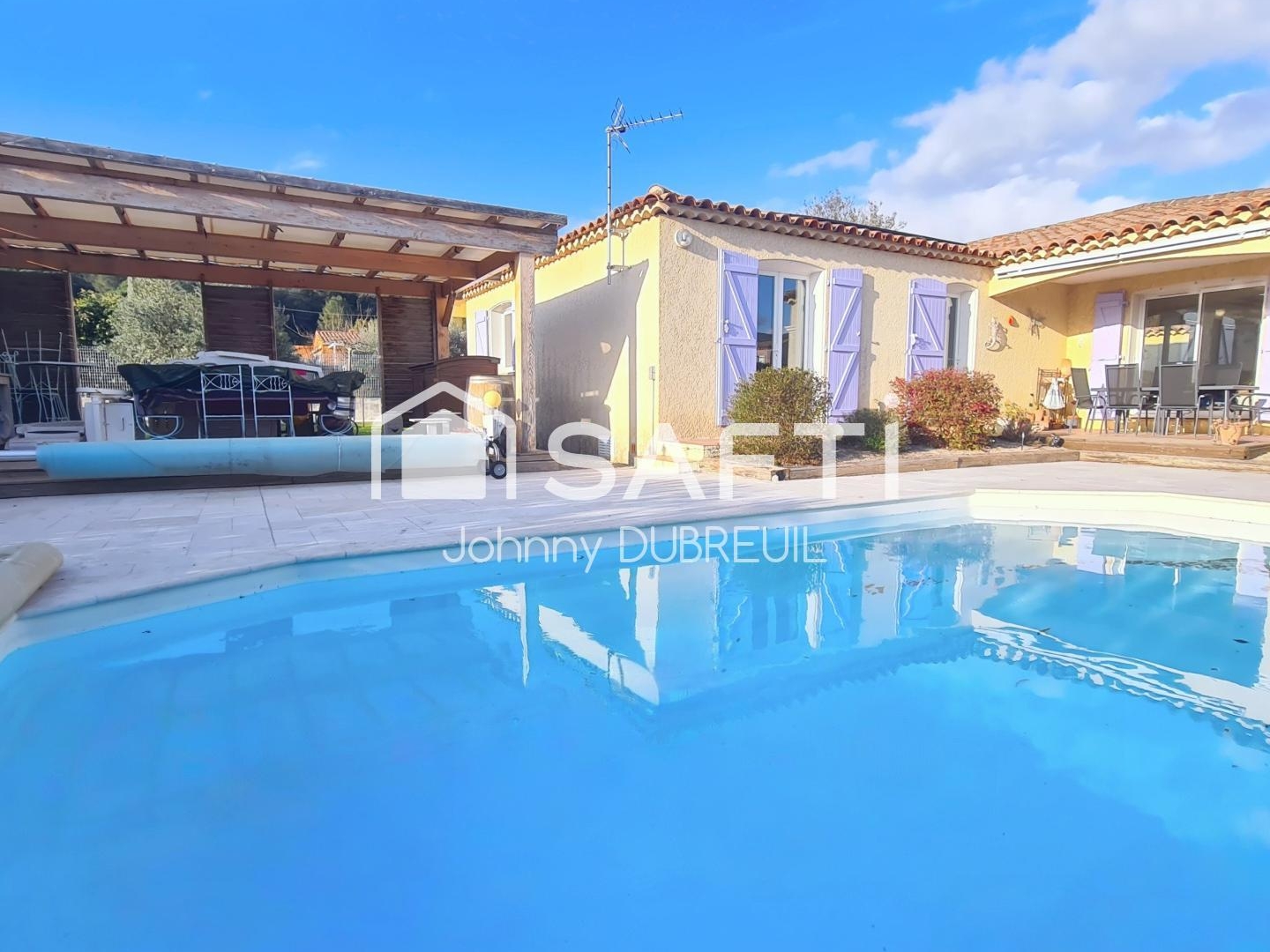 PIGNANS - SUPERBE VILLA T4 DE PLAIN-PIED AVEC PISCINE, DOUBLE GARAGE ET PRESTATIONS MODERNES, NICHÉE SUR UN TERRAIN PAYSAGER DE 1 408 M² À DEUX PAS DU CENTRE DU VILLAGE
