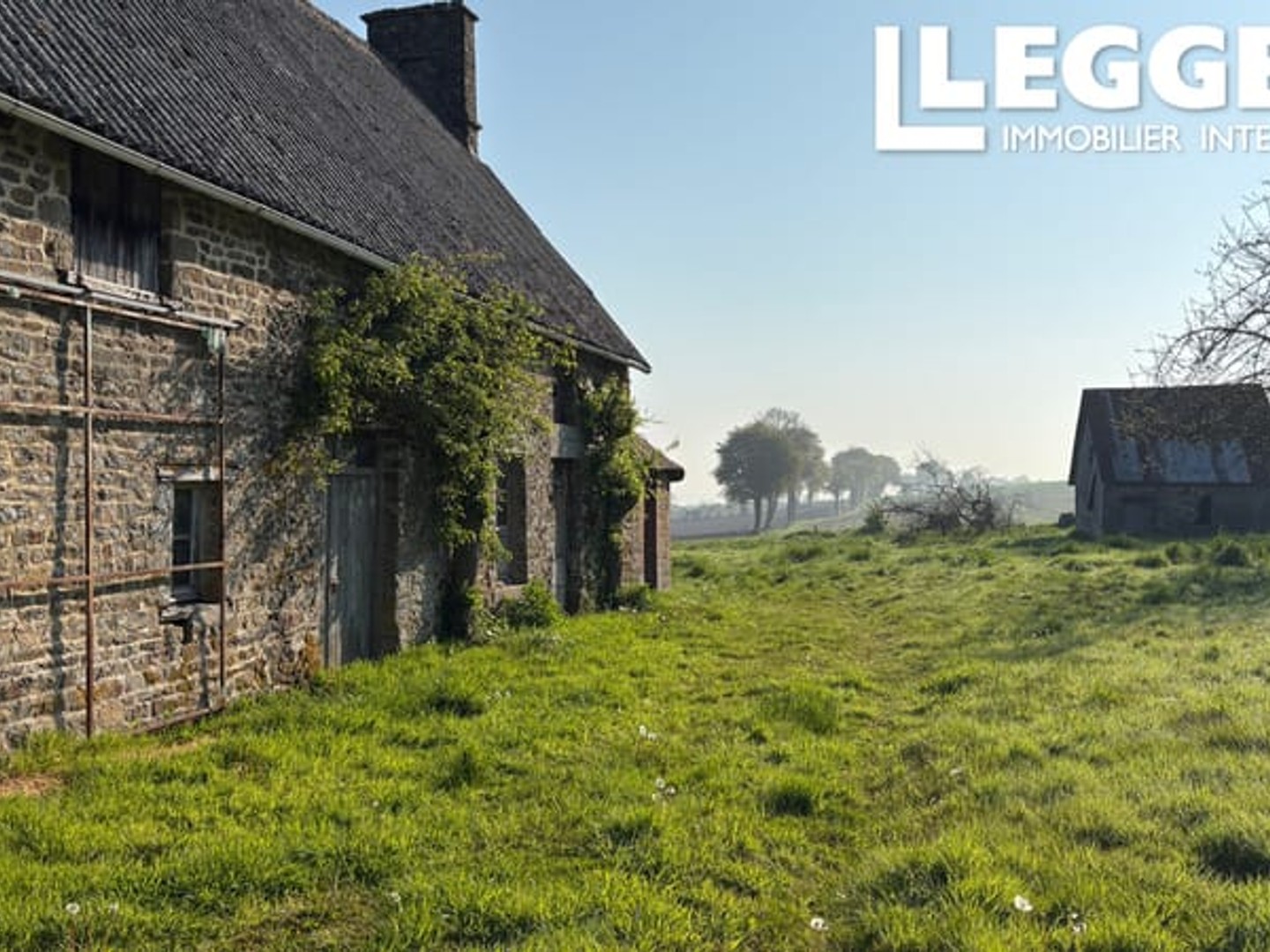 Projet de rénovation à compléter d'une longère normande pittoresque, bénéficiant de vues panoramiques exceptio
