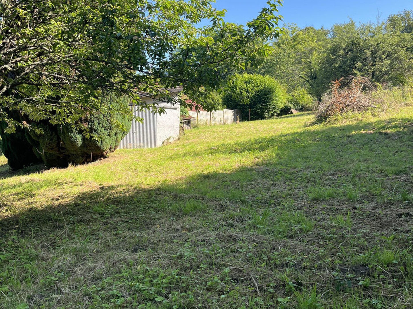 terrain constructible de 1703m2 avec un hangar de 60m2