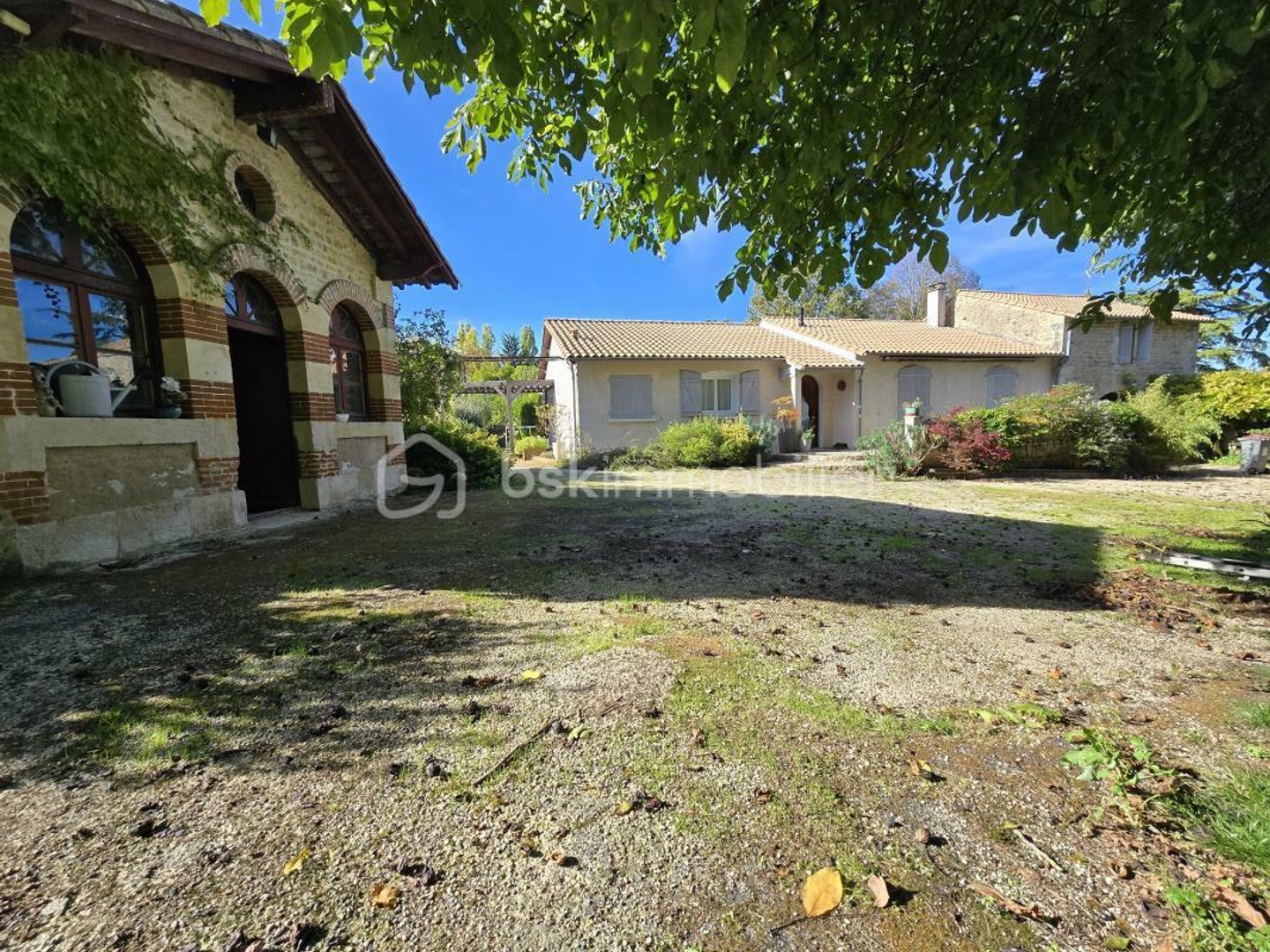 Ensemble immobilier avec dépendance en pierre de 360m2