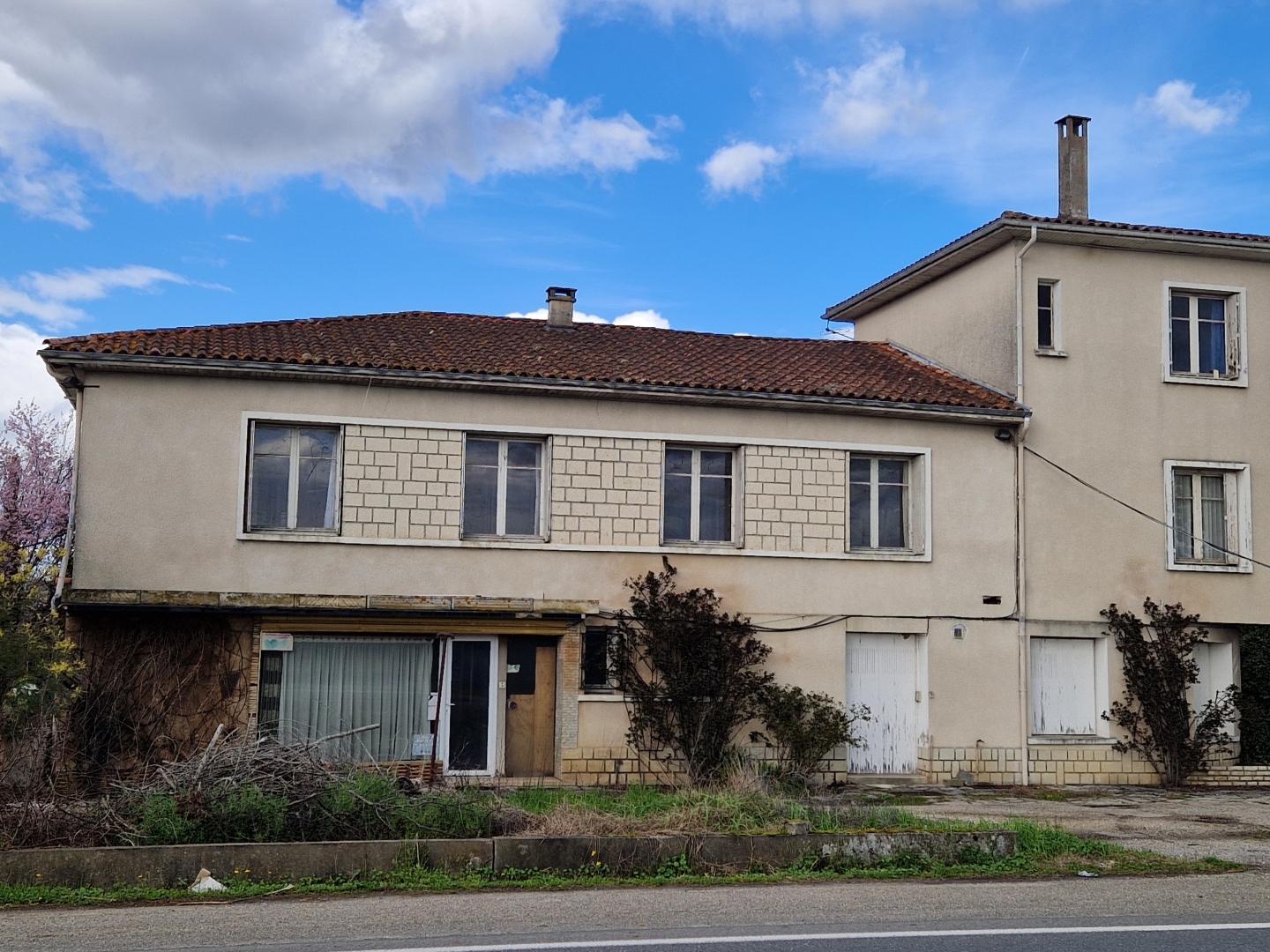 SPECIAL INVESTISSEUR - proche Rond point - ENSEMBLE IMMOBILIER bureaux et habitation - Terrain zone agricole