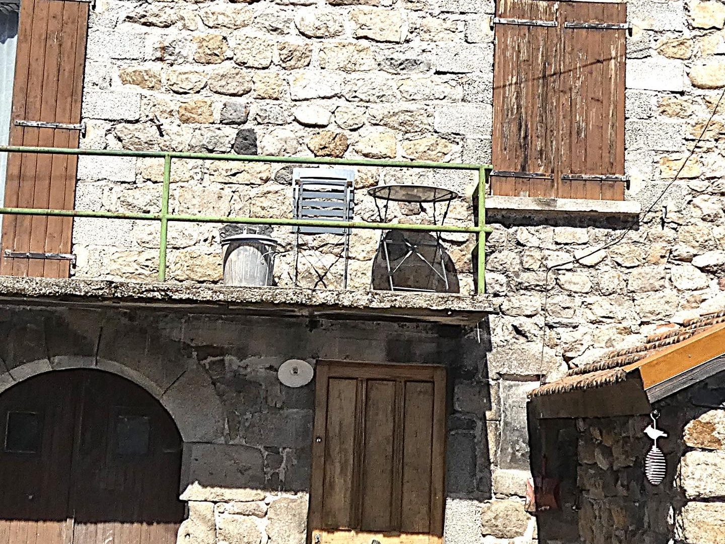 Maison en pierre avec dépendances d'environ 215 m² et jardin potager en bord de rivière Dornas (07)