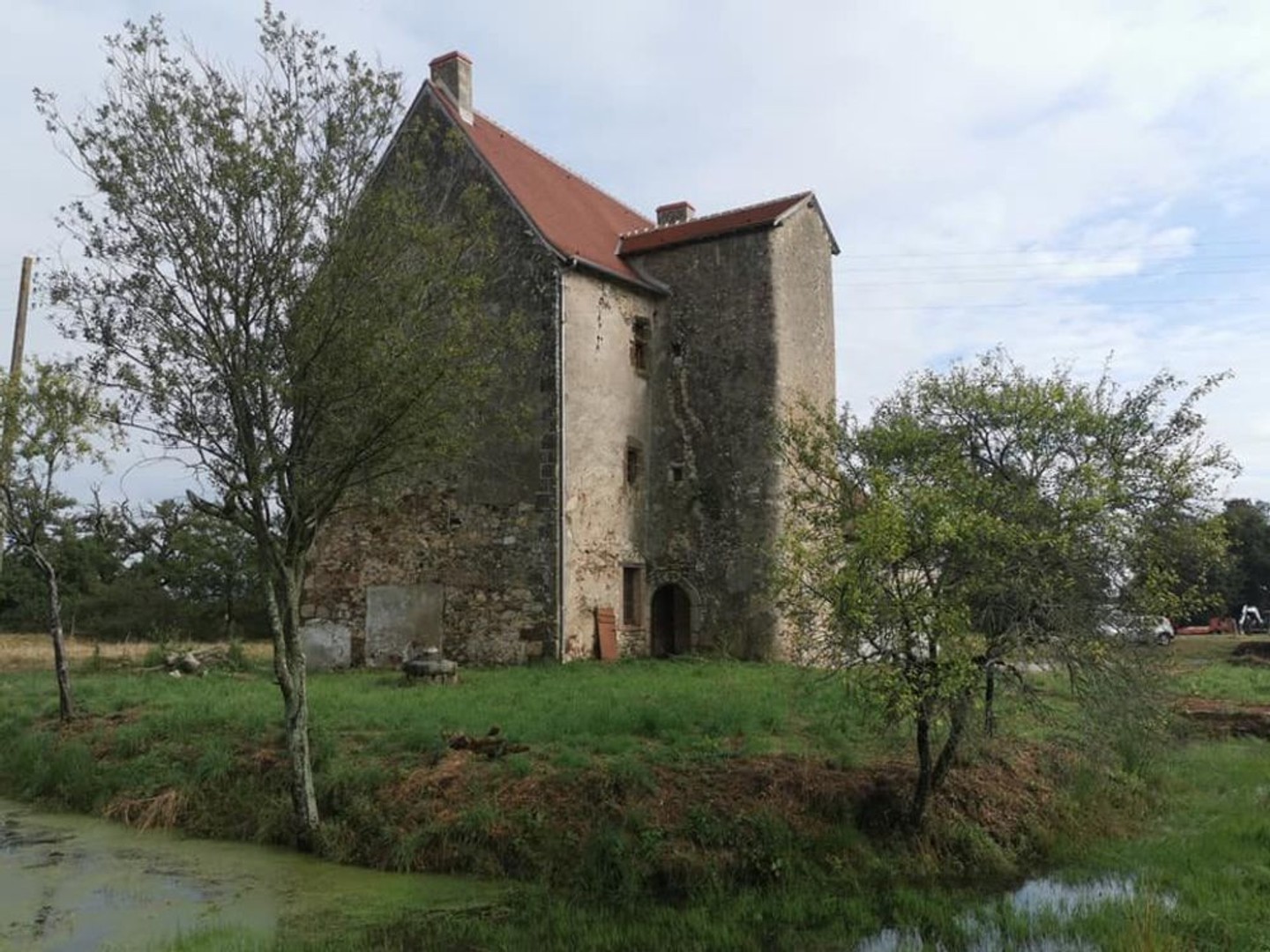 INDRE-Bonneuil: Manoir Du 15eme Siecle Avec 1,4 Hectares De Terrain