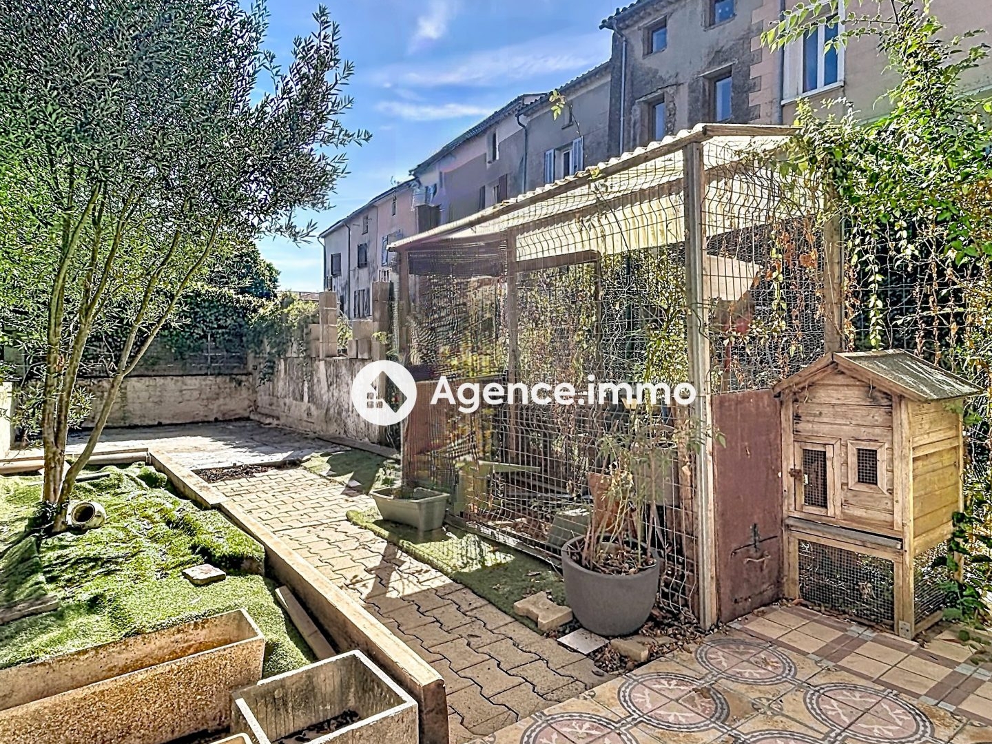 Maison de village avec extérieur