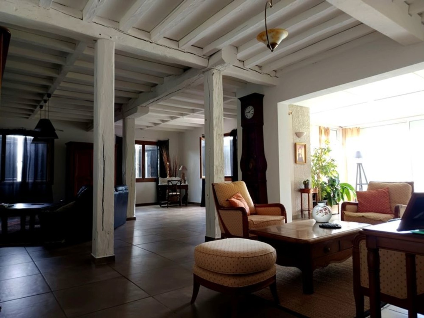 Établissement hôtelier antérieur réaménagé en logements avec piscine