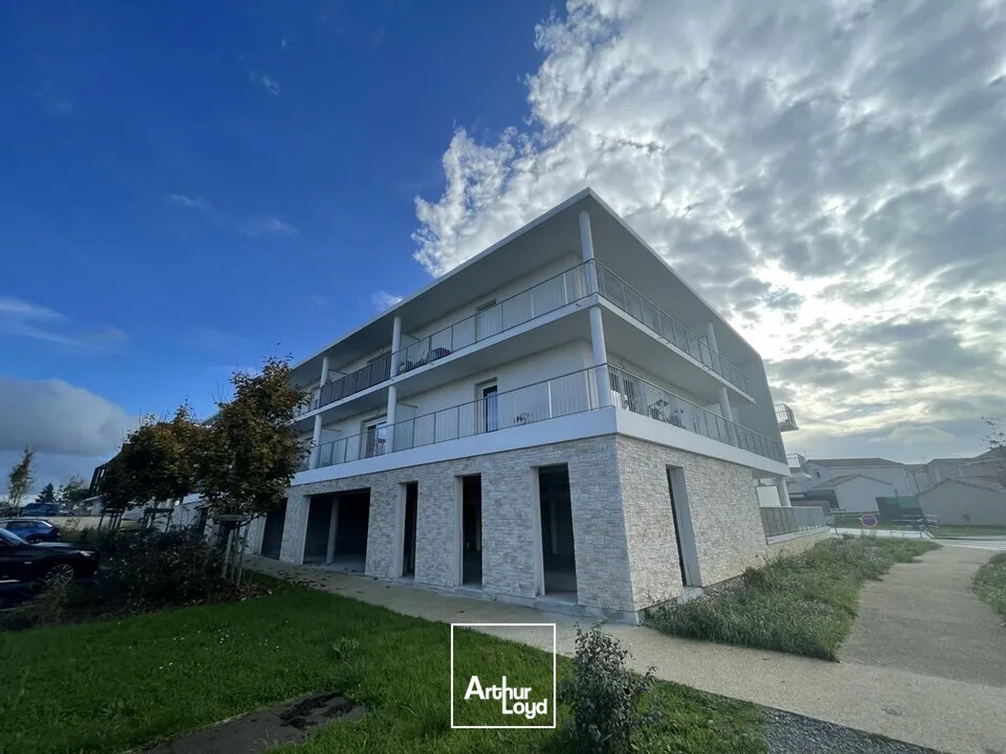 A VENDRE LOCAL PROFESSIONNEL 143M2 SAINT BENOIT - ZONE PRE MEDARD