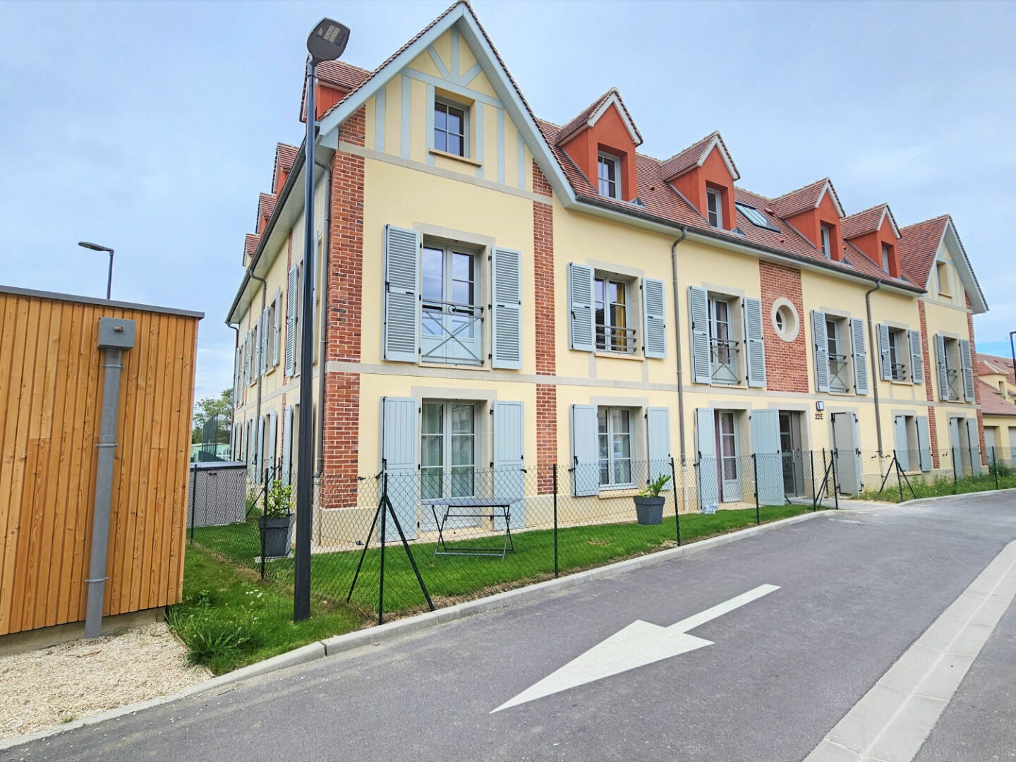 Appartement proche centre Senlis 3 pièces 2 chambre co-propriété de 2023. 2 places de parkings